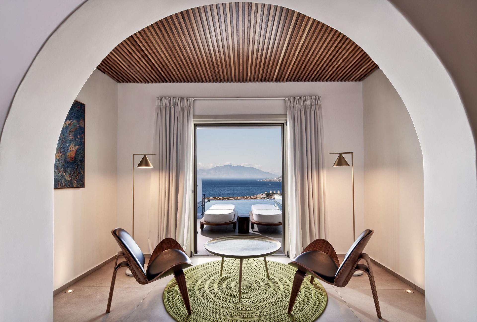 Innenansicht des Wohnbereichs der Suite mit Pool des Myconian Naia Hotels